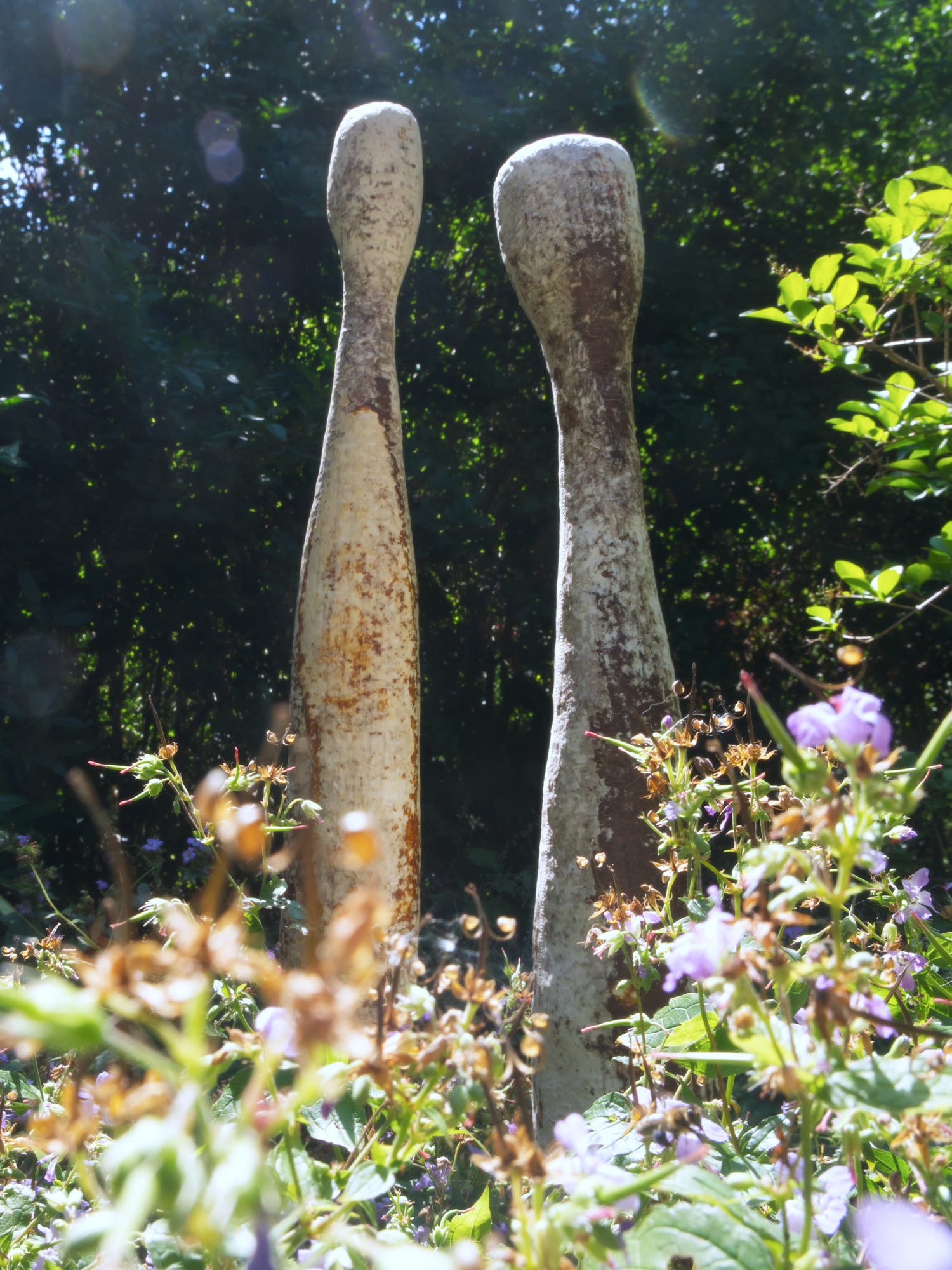 Hyfen mycelium figures standing in a garden